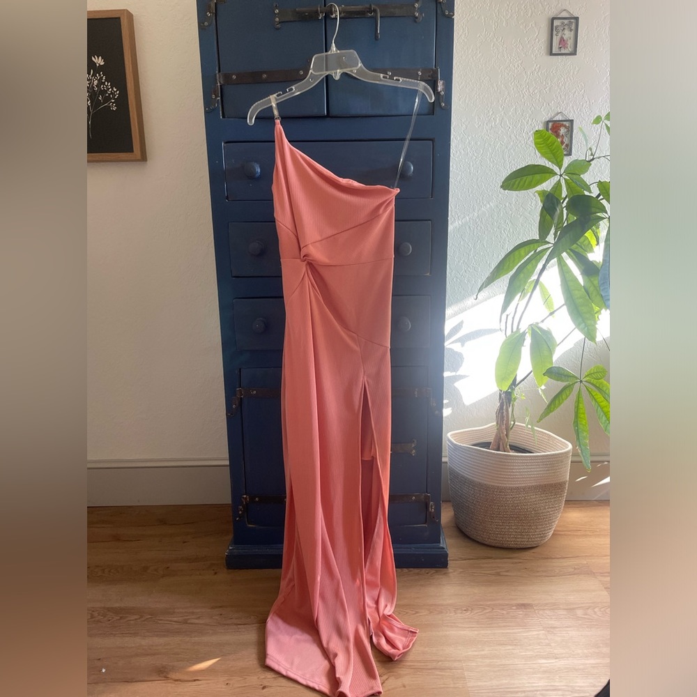 Bodycon rose pink dress with slit